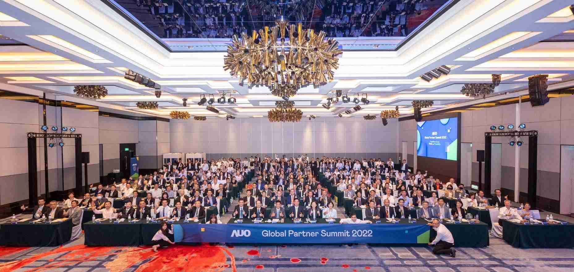 友達推動「安心、、、創新、、用心、、、同心、、、、盡心」五星職旅，，為菲籍員工打造全方位照護，，首度贏得「人權實踐與發展領袖獎」殊榮