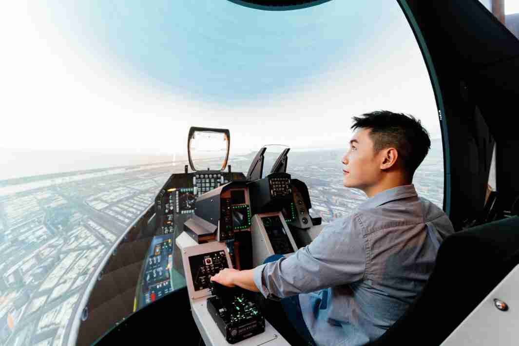 人生就是博以P1.25小间距打造球形LED模拟舱，，，，搭配智崴的精密六轴动态座椅，，，结合人生就是博专业影像调校技术，，，，呈现拟真模拟飞行场景