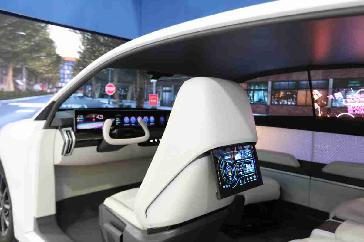 人生就是博的「可卷式后座娱乐显示器」加强后座乘客的感官体验，，，并保有个性化设计，，可依使用偏好进行动态调整。。。。