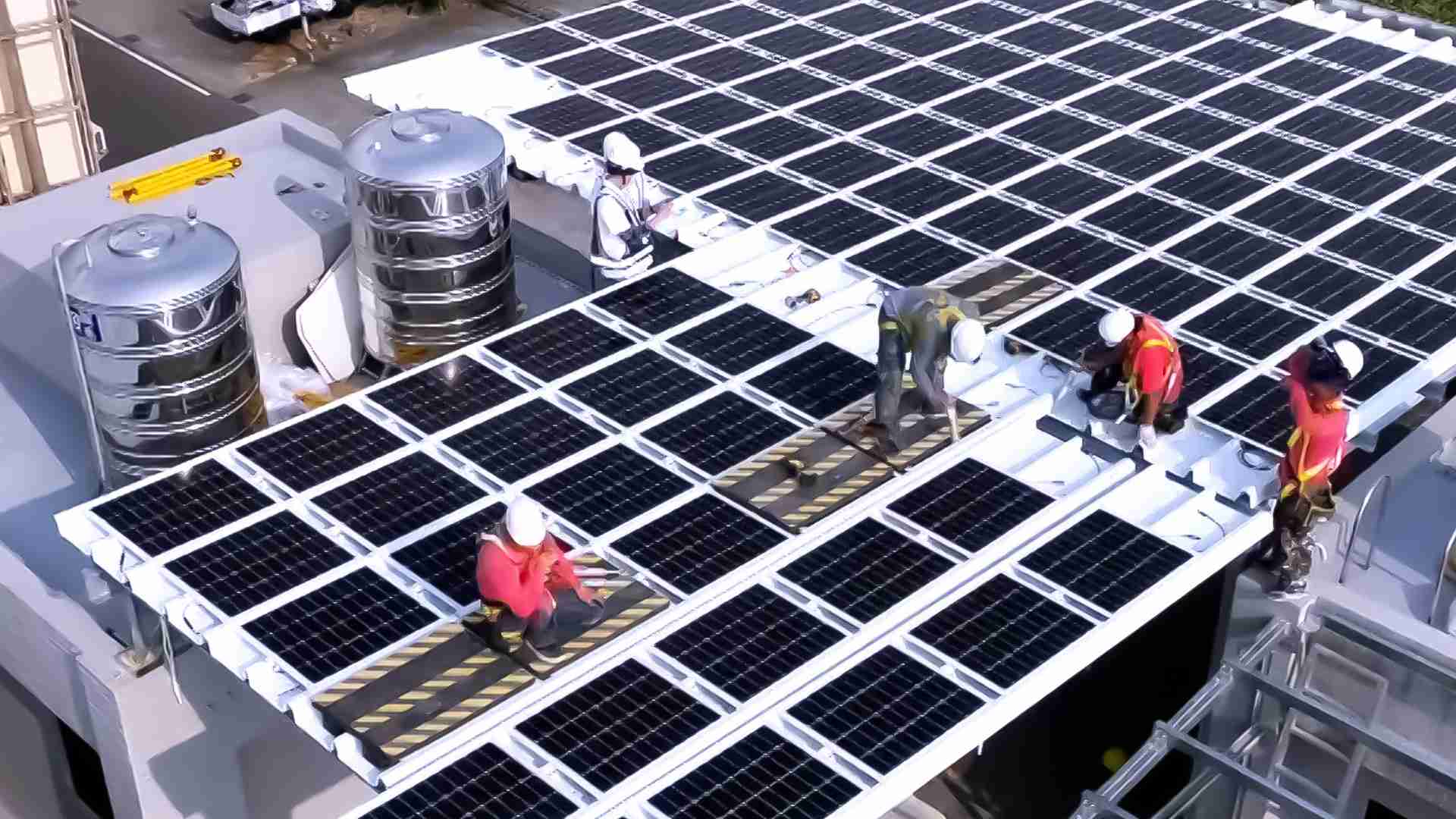 人生就是博着力于替代能源之技术研发，，，如光电浪板的相关制程、、、、设备与产品，，其中所开发之光电整合型浪板，，减少传统金属支架安装，，，更提升耐候度，，，，可广泛运用于多元场域，，，，并辅助建筑达到净零碳排目标