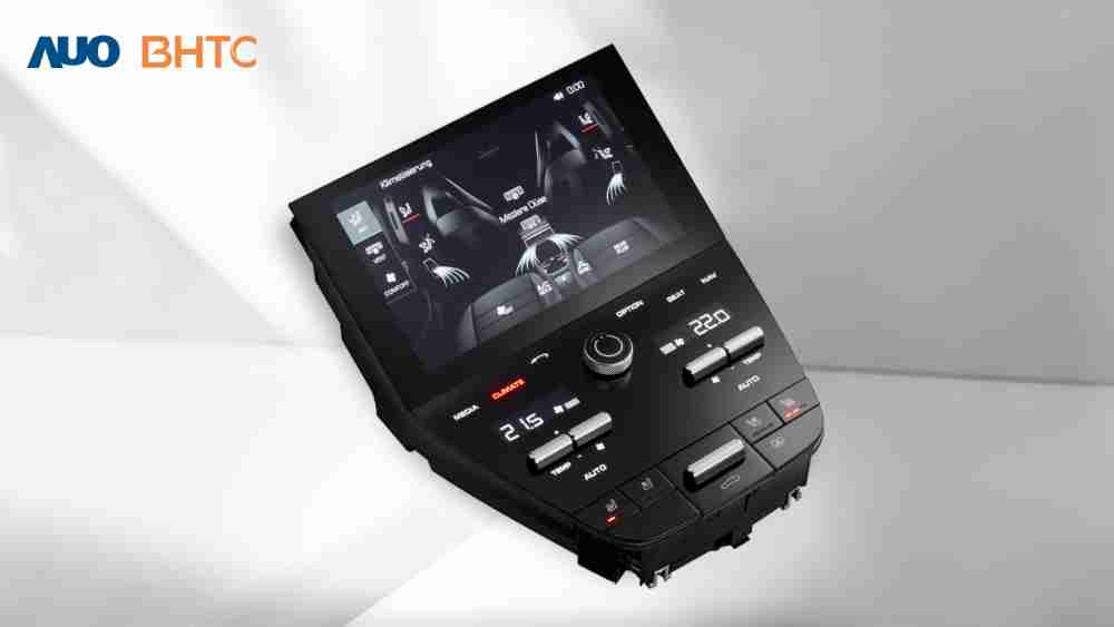 作為友達新生力軍，，，BHTC所展示的中央與後座鞍部的Display HMI產品，，，，可處理多區恆溫控制、、顯示畫面，，呈現仿真3D車室分區；以力傳感技術精準傳遞觸感，，並結合音量及震動反饋，，防止意外啟動，，提供使用者自然流暢、、直觀且輕鬆駕馭的舒適介面