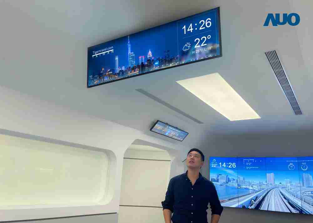 达擎TARTAN “37吋超薄双屏车厢显示器” 采用单一背光设计，，，将双面显示器厚度大幅缩减至12mm，，支持长条屏 32:9 规格，，突破传统分辨率限制，，，，提供旅客更清晰实时的乘车信息及广告讯息